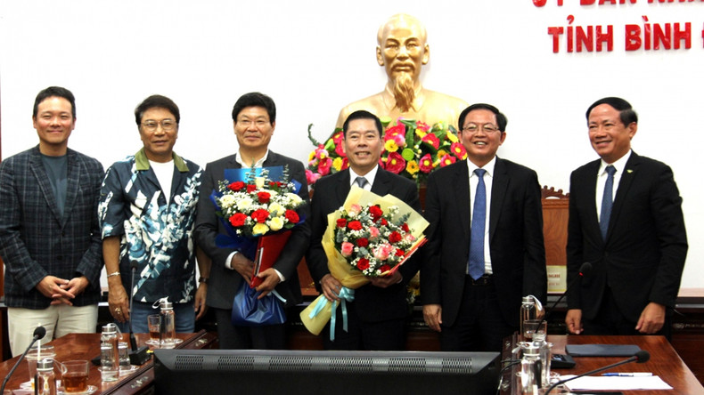 Les autorités de Binh Dinh félicitent la signature du mémorandum d'investissement entre des investisseurs sud-coréens et le service provincial de la Planification et de l'Investissement. Photo: VOV. Les autorités de Binh Dinh félicitent la signature du mémorandum d'investissement entre des investisseurs sud-coréens et le service provincial de la Planification et de l'Investissement. Photo: VOV.