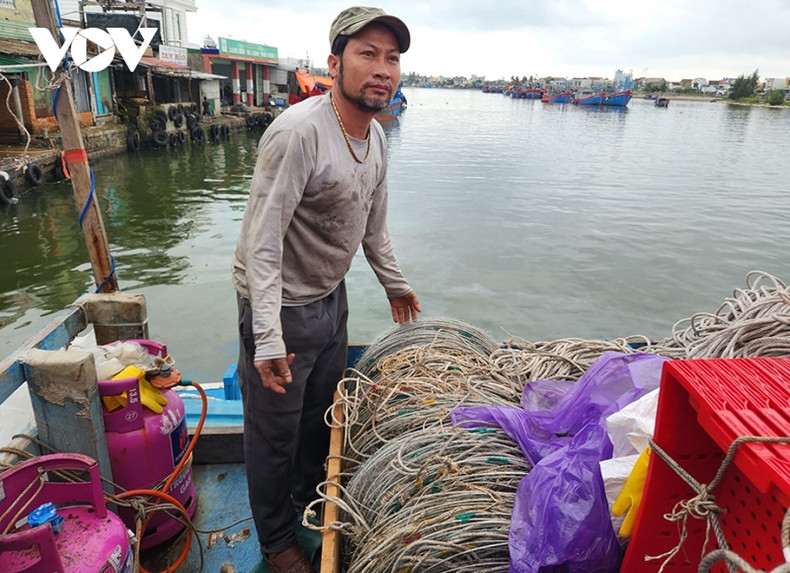 Nguyên Thoi, de la commune de Binh Châu, est en train de préparer ses engins de pêche pour repartir en mer dans l’archipel de Hoàng Sa. Photo : VOV. Nguyên Thoi, de la commune de Binh Châu, est en train de préparer ses engins de pêche pour repartir en mer dans l’archipel de Hoàng Sa. Photo : VOV.