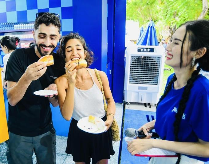 Le « bánh mì » est bien apprécié des touristes étrangers. Photo: SGGP.