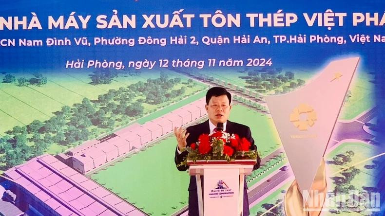 Le directeur du Conseil de gestion des zones économiques de Hai Phong, Le Trung Kien, prend la parole lors de la cérémonie de mise en chantier de la nouvelle usine de fabrication de tôles d’acier de la société Viet Phap. Photo : NDEL. Le directeur du Conseil de gestion des zones économiques de Hai Phong, Le Trung Kien, prend la parole lors de la cérémonie de mise en chantier de la nouvelle usine de fabrication de tôles d’acier de la société Viet Phap. Photo : NDEL.