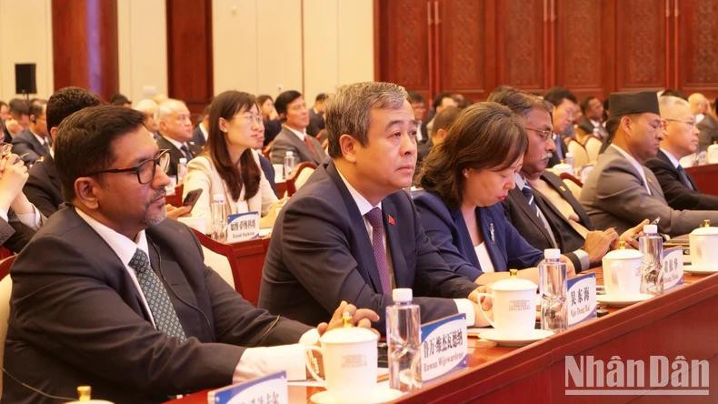 La délégation vietnamienne est conduite par Ngo Dong Hai, membre du Comité central du Parti communiste du Vietnam et chef adjoint de la Commission centrale de propagande et de mobilisation des masses (2e à partir de la gauche). Photo : NDEL. La délégation vietnamienne est conduite par Ngo Dong Hai, membre du Comité central du Parti communiste du Vietnam et chef adjoint de la Commission centrale de propagande et de mobilisation des masses (2e à partir de la gauche). Photo : NDEL.