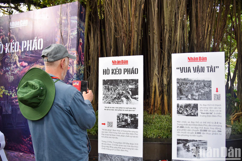Dans son discours prononcé lors de la cérémonie d'ouverture de l'exposition, le rédacteur en chef du journal Nhân Dân, Lê Quôc Minh, a déclaré : « Nous espérons que cette exposition aidera les visiteurs non seulement à avoir l'opportunité de voir des images impressionnantes, mais également d'interagir et de lire plus d'informations sur la campagne historique de Diên Biên Phu. Il s'agit aussi d'une bonne occasion pour les visiteurs étrangers de mieux comprendre l'histoire héroïque du Vietnam ». Photo: NDEL.