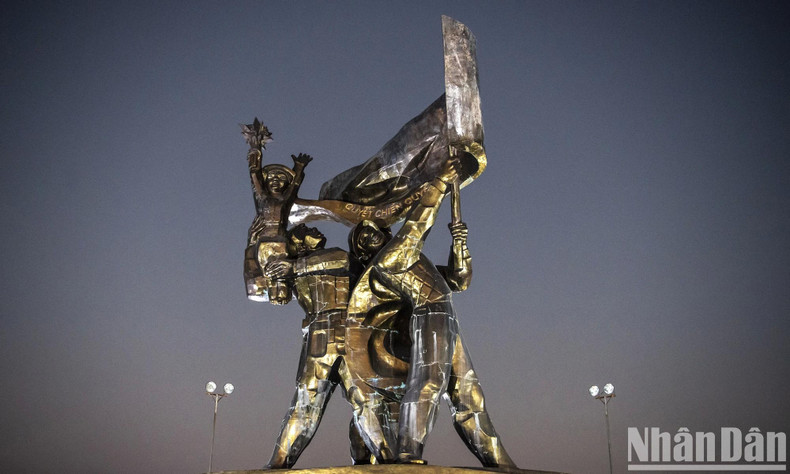 La statue de la victoire de Diên Biên Phu est une œuvre en bronze et reproduit l’image de trois combattants debout sur le quartier général du général de Castries, regardant vers les différentes directions, l’un portant une arme, l’autre agitant le drapeau et le troisième prenant en ses mains un enfant de l’ethnie Thai portant des fleurs. Menant à cette statue, l’escalier en marbre de 320 marches se divise en trois terrasses de repos symbolisant les trois grandes offensives de l’armée vietnamienne lors de la bataille de Diên Biên Phu. Aux bords de l’escalier sont implantées 56 bornes de granites bleues symbolisant les 56 jours et nuits de combat. La statue de la victoire de Diên Biên Phu est une œuvre en bronze et reproduit l’image de trois combattants debout sur le quartier général du général de Castries, regardant vers les différentes directions, l’un portant une arme, l’autre agitant le drapeau et le troisième prenant en ses mains un enfant de l’ethnie Thai portant des fleurs. Menant à cette statue, l’escalier en marbre de 320 marches se divise en trois terrasses de repos symbolisant les trois grandes offensives de l’armée vietnamienne lors de la bataille de Diên Biên Phu. Aux bords de l’escalier sont implantées 56 bornes de granites bleues symbolisant les 56 jours et nuits de combat.