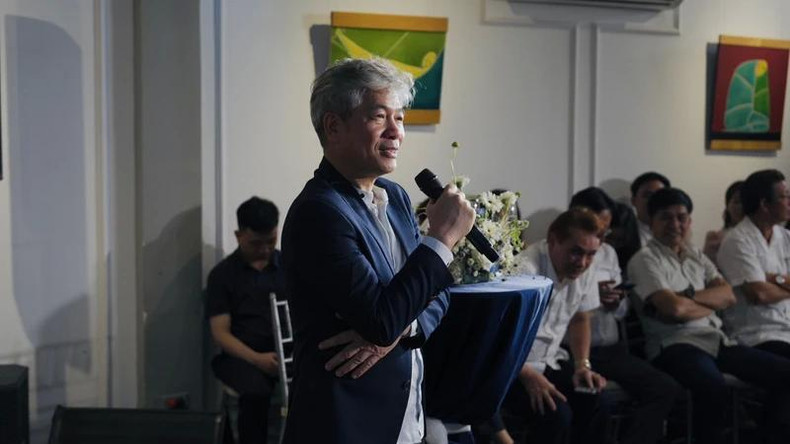 Actuellement, Bui Tien Hung est le meilleur docteur en Asie du Sud-Est et en Australie en particulier dans l’application de la technique des implants phaques ICL. Il a aidé un grand nombre de Vietnamiens à ne pas avoir à se rendre à l’étranger pour effectuer des chirurgies ophtalmologiques avec cette technique avancée. Photo: NDEL. Actuellement, Bui Tien Hung est le meilleur docteur en Asie du Sud-Est et en Australie en particulier dans l’application de la technique des implants phaques ICL. Il a aidé un grand nombre de Vietnamiens à ne pas avoir à se rendre à l’étranger pour effectuer des chirurgies ophtalmologiques avec cette technique avancée. Photo: NDEL.