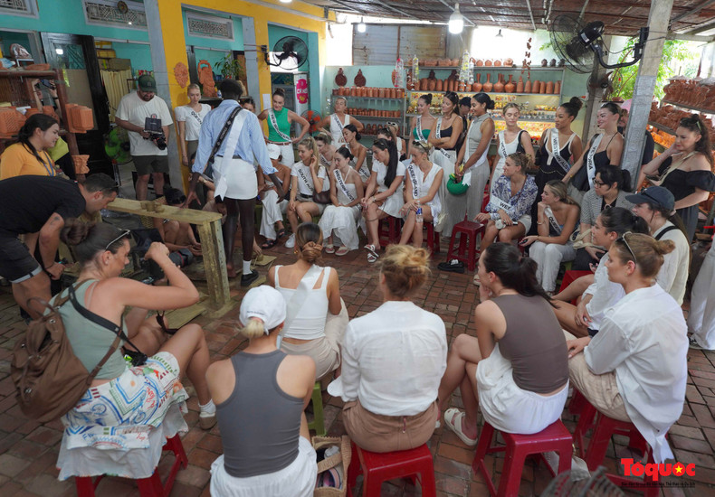 Lors de leur séjour à Hôi An, les reines de beauté de Miss Univers Australia 2024 visitent le village de poterie Thanh Hà, situé à environ 3 km à l’ouest du centre de la ville. Photo: toquoc.vn. Lors de leur séjour à Hôi An, les reines de beauté de Miss Univers Australia 2024 visitent le village de poterie Thanh Hà, situé à environ 3 km à l’ouest du centre de la ville. Photo: toquoc.vn.