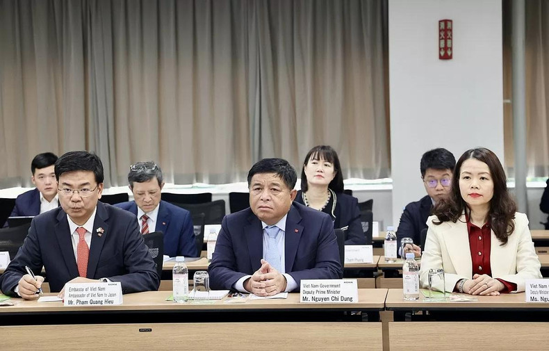 Le vice-Premier ministre vietnamien Nguyen Chi Dung (au centre), lors d'une séance de travail avec le groupe Kioxia, le premier fabricant de mémoire au Japon. Photo : congthuong.vn Le vice-Premier ministre vietnamien Nguyen Chi Dung (au centre), lors d'une séance de travail avec le groupe Kioxia, le premier fabricant de mémoire au Japon. Photo : congthuong.vn