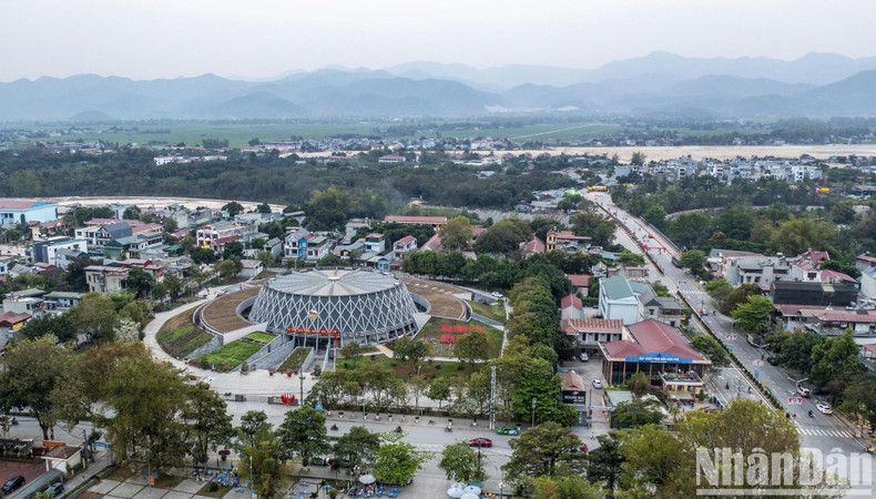 Le Musée de la victoire de Diên Biên Phu est situé dans la rue Vo Nguyên Giap. L’ouvrage a été construit en 2012 et inauguré en 2014 à l’occasion du 60e anniversaire de la Victoire de Diên Biên Phu. Il s’agit d’un projet à l’architecture moderne. La forme extérieure est conçue comme un chapeau en bambou recouvert d’un filet de camouflage, ainsi qu’un système de rayons en béton et en acier renforcé pour recréer la tenue matelassée des soldats de Diên Biên Phu. Le Musée de la victoire de Diên Biên Phu est situé dans la rue Vo Nguyên Giap. L’ouvrage a été construit en 2012 et inauguré en 2014 à l’occasion du 60e anniversaire de la Victoire de Diên Biên Phu. Il s’agit d’un projet à l’architecture moderne. La forme extérieure est conçue comme un chapeau en bambou recouvert d’un filet de camouflage, ainsi qu’un système de rayons en béton et en acier renforcé pour recréer la tenue matelassée des soldats de Diên Biên Phu.