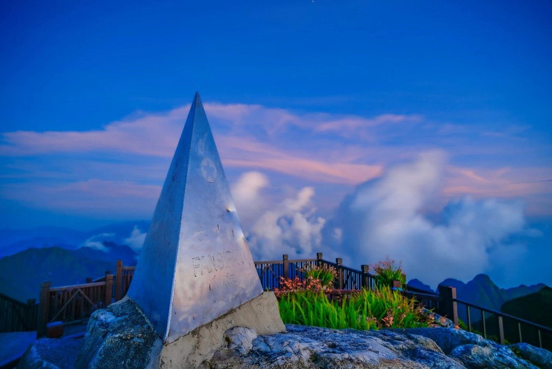 En regardant le ciel bleu clair et la mer de nuages depuis le sommet du Fansipan, les visiteurs se sentiront comme dans un monde féérique.