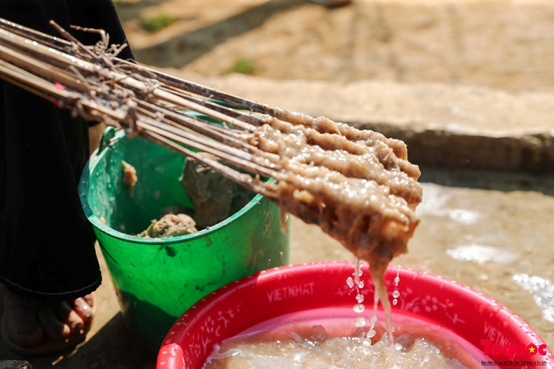 Les matériaux décident de la qualité, des couleurs, de la durabilité, du soyeux ou de la grossièreté des papiers. Les matériaux décident de la qualité, des couleurs, de la durabilité, du soyeux ou de la grossièreté des papiers.