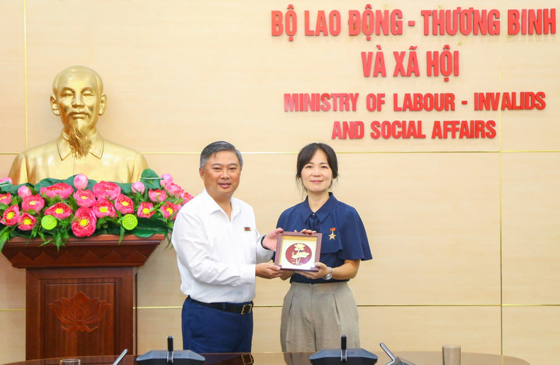 Depuis sa prise de fonction en tant qu’attaché au travail et à l'emploi de l'ambassade de la République de Corée au Vietnam en mars 2022, Kim Yoon Hye a aidé le Vietnam à envoyer des travailleurs en République de Corée, contribuant ainsi à promouvoir la coopération bilatérale dans le domaine du travail et de l’emploi. Photo : molisa.gov.vn.