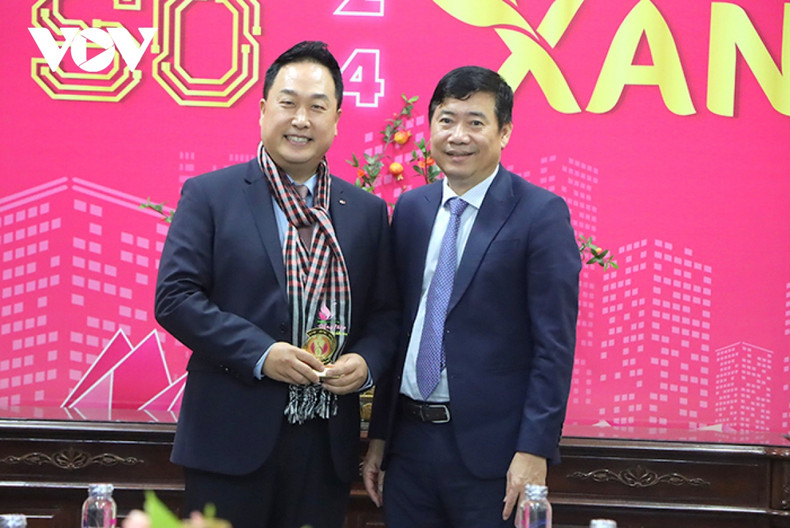 Le président du Comité populaire de la province de Dông Thap (dans le delta du Mékong), Pham Thien Nghia (à droite), et le président de l’Association des entreprises sud-coréennes au Vietnam (KorCham), Hongsun, le 6 juin à Dông Thap. Photo: VOV. Le président du Comité populaire de la province de Dông Thap (dans le delta du Mékong), Pham Thien Nghia (à droite), et le président de l’Association des entreprises sud-coréennes au Vietnam (KorCham), Hongsun, le 6 juin à Dông Thap. Photo: VOV.