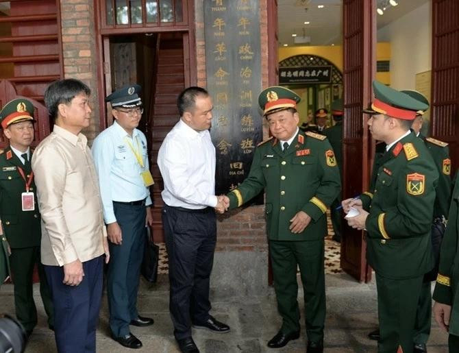 La délégation du ministère vietnamien de la Défense visite le siège de l’Association de la jeunesse révolutionnaire du Vietnam à Guangzhou. Photo : Consulat général du Vietnam à Guangzhou. La délégation du ministère vietnamien de la Défense visite le siège de l’Association de la jeunesse révolutionnaire du Vietnam à Guangzhou. Photo : Consulat général du Vietnam à Guangzhou.
