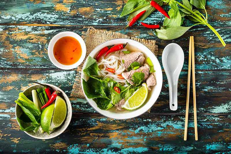 Le "phở bò", avec des herbes, de la viande, des nouilles de riz et du bouillon, est un repas de base lorsque l'on vit au Vietnam. Photo : Travel2next. Le "phở bò", avec des herbes, de la viande, des nouilles de riz et du bouillon, est un repas de base lorsque l'on vit au Vietnam. Photo : Travel2next.