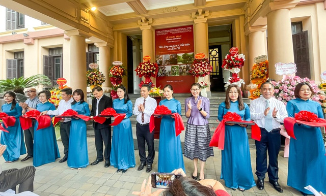 Lors de la cérémonie d'inauguration de l'exposition « L’admiration d’un artiste vietnamien résidant à l’étranger envers l’Oncle Hô », le 17 mai, au Musée des beaux-arts du Vietnam, à Hanoï. Photo: toquoc.vn. Lors de la cérémonie d'inauguration de l'exposition « L’admiration d’un artiste vietnamien résidant à l’étranger envers l’Oncle Hô », le 17 mai, au Musée des beaux-arts du Vietnam, à Hanoï. Photo: toquoc.vn.