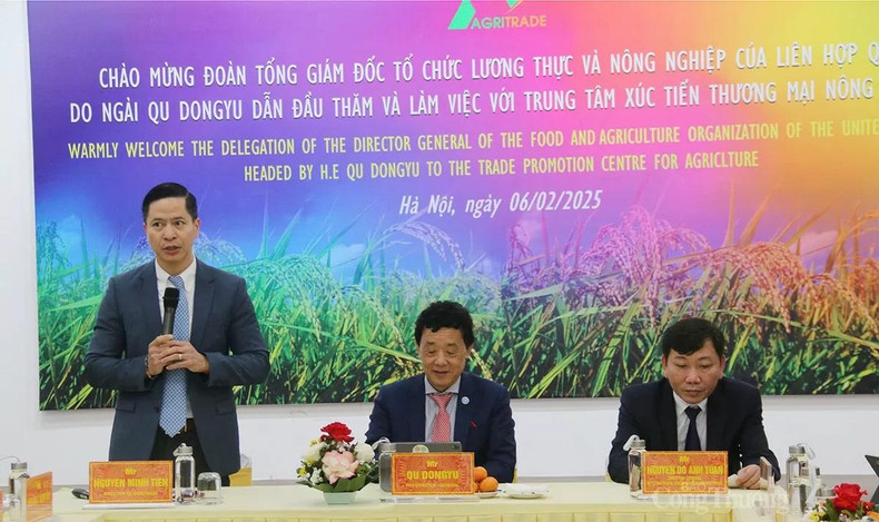 Le directeur de l’Agritrade, Nguyen Minh Tien (debout), a affirmé la détermination de son centre à renforcer la présence des produits OCOP du Vietnam sur les marchés étrangers. Photo: congthuong.vn Le directeur de l’Agritrade, Nguyen Minh Tien (debout), a affirmé la détermination de son centre à renforcer la présence des produits OCOP du Vietnam sur les marchés étrangers. Photo: congthuong.vn