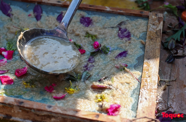 Pour fabriquer du papier standard, vous devez passer par 6 étapes principales. L'étape la plus difficile et la plus longue est de faire bouillir les morceaux de jeunes bambous pendant 10 heures. Pour fabriquer du papier standard, vous devez passer par 6 étapes principales. L'étape la plus difficile et la plus longue est de faire bouillir les morceaux de jeunes bambous pendant 10 heures.