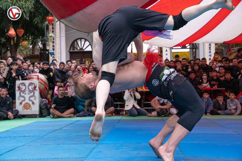 Zakhar Dzmitrychenka a soulevé de terre le Japonais Masafumi Arikawa pour entrer en compétition avec la lutteuse vietnamienne Nguyen Thi Thanh Truc, qui pèse 130 kg. Photo : Grappling Vietnam. Zakhar Dzmitrychenka a soulevé de terre le Japonais Masafumi Arikawa pour entrer en compétition avec la lutteuse vietnamienne Nguyen Thi Thanh Truc, qui pèse 130 kg. Photo : Grappling Vietnam.