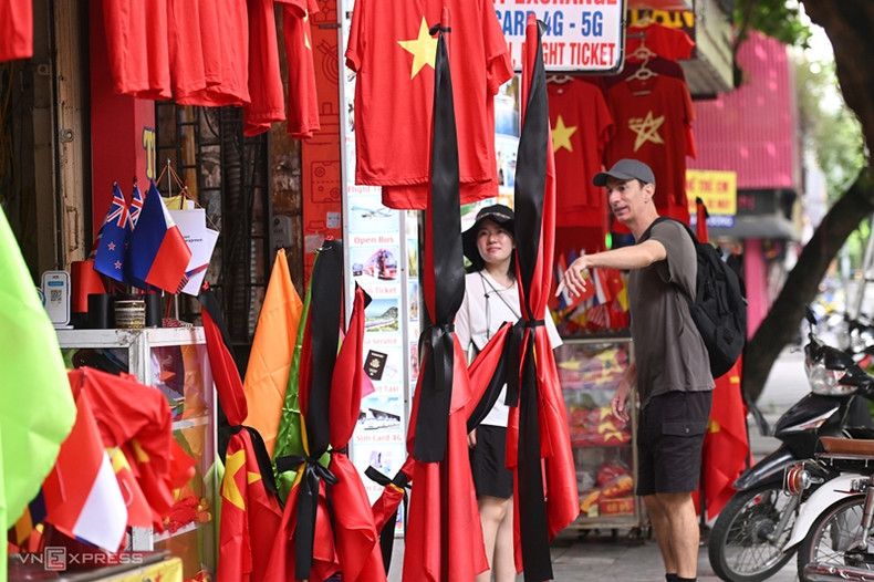 La rue Hang Bong (arrondissement de Hoan Kiem) vend des drapeaux nationaux de différentes tailles et des rubans noirs pré-noués. La rue Hang Bong (arrondissement de Hoan Kiem) vend des drapeaux nationaux de différentes tailles et des rubans noirs pré-noués.