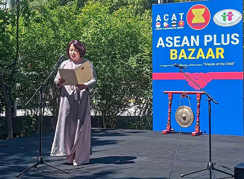 Selon l'ambassadrice vietnamienne en Grèce, Pham Thi Thu Huong, la foire caritative ASEAN Plus Bazaar traduit l'esprit de solidarité et l'identité culturelle des pays de l'ASEAN. Elle vise à collecter des fonds pour la mise en œuvre des projets de soutien aux enfants grecs défavorisés, lancés par l'organisation grecque « Friends of Children ». Photo : Ambassade du Vietnam en Grèce. Selon l'ambassadrice vietnamienne en Grèce, Pham Thi Thu Huong, la foire caritative ASEAN Plus Bazaar traduit l'esprit de solidarité et l'identité culturelle des pays de l'ASEAN. Elle vise à collecter des fonds pour la mise en œuvre des projets de soutien aux enfants grecs défavorisés, lancés par l'organisation grecque « Friends of Children ». Photo : Ambassade du Vietnam en Grèce.