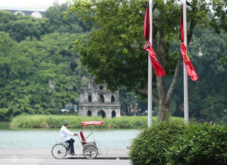 Les drapeaux rouges sur le mât de la rue Dinh Tien Hoang, en face de la Tour de la Tortue, sont en berne. Les drapeaux rouges sur le mât de la rue Dinh Tien Hoang, en face de la Tour de la Tortue, sont en berne.