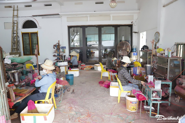 À environ 30 km du centre-ville de Hanoï, le village de Quang Phu Câu, dans le district de Ung Hoa (Hanoï), est connu pour son métier de fabrication de bâtonnets d’encens âgé de plus d’un siècle. Photo: daidoanket.vn. À environ 30 km du centre-ville de Hanoï, le village de Quang Phu Câu, dans le district de Ung Hoa (Hanoï), est connu pour son métier de fabrication de bâtonnets d’encens âgé de plus d’un siècle. Photo: daidoanket.vn.