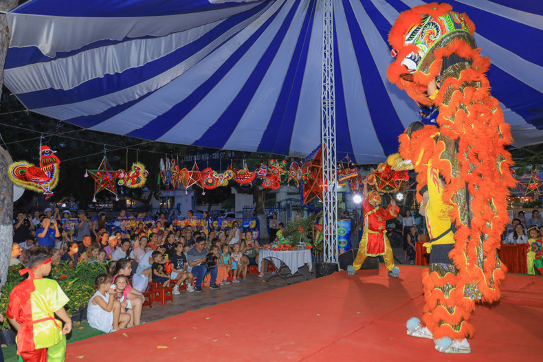 Un spectacle artistique lors du programme « Joyeuse fête de la mi-automne — Clair de lune paisible », le 16 septembre à l’école primaire Phuoc Tien, dans la ville de Nha Trang, province de Khanh Hoa (au Centre). Photo : baokhanhhoa.vn.