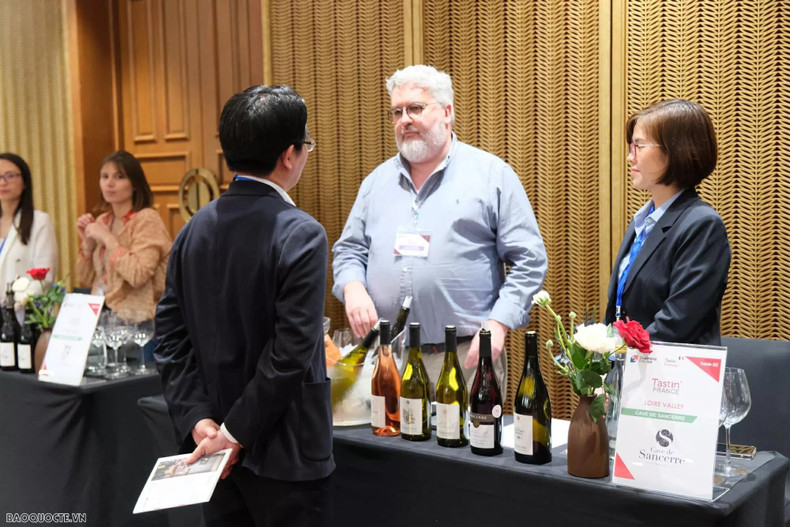 Fier des spécialités viticoles et vinicoles françaises, Vincent Creton a indiqué que chaque verre de vin pétillant pouvait devenir un « pont culturel » entre amis et entre le Vietnam et la France, ce qui contribuera à renforcer la coopération bilatérale dans l’industrie de l'alimentation et des boissons. Photo : baoquocte.vn