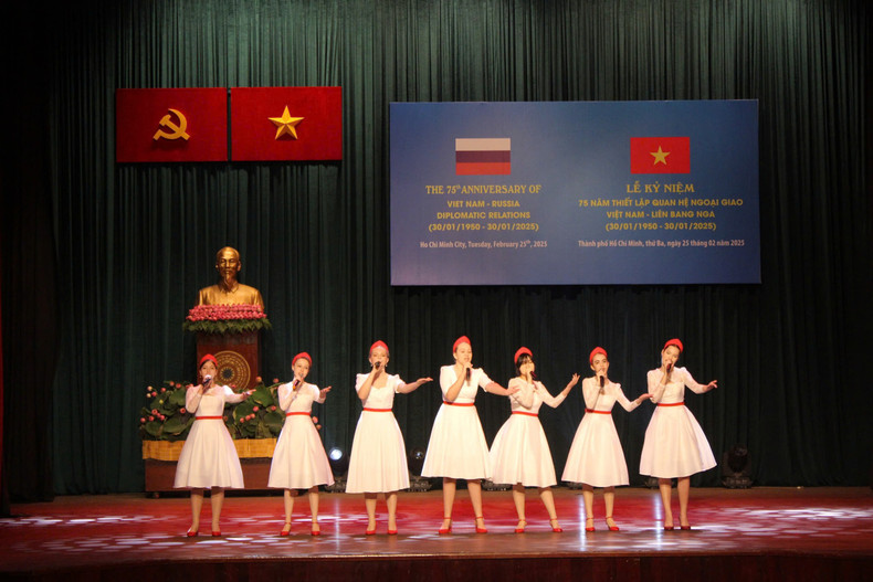 Un numéro artistique lors de la cérémonie de célébration du 75ᵉ anniversaire de l'établissement des relations diplomatiques entre le Vietnam et la Russie, le 25 février à Hô Chi Minh-Ville. Photo : thoidai
