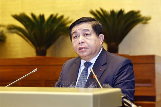 Le ministre du Plan et de l’Investissement Nguyên Chi Dung présente un rapport sur le plan de développement socio-économique révisé 2025. Photo : VNA Le ministre du Plan et de l’Investissement Nguyên Chi Dung présente un rapport sur le plan de développement socio-économique révisé 2025. Photo : VNA