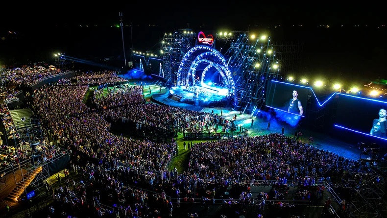 Le Festival de musique 8Wonders à Phu Quôc attire un grand nombre de spectateurs vietnamiens comme étrangers. Photo: 8Wonders. Le Festival de musique 8Wonders à Phu Quôc attire un grand nombre de spectateurs vietnamiens comme étrangers. Photo: 8Wonders.