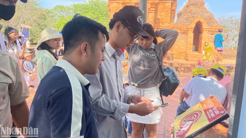 Grâce à l'initiative d'installer des panneaux équipés de puces NFC dans le cadre du projet intitulé « Yêu lắm Việt Nam », les sites touristiques célèbres de Binh Thuân ont attiré un grand nombre de touristes pendant les jours fériées. Photo : NDEL. Grâce à l'initiative d'installer des panneaux équipés de puces NFC dans le cadre du projet intitulé « Yêu lắm Việt Nam », les sites touristiques célèbres de Binh Thuân ont attiré un grand nombre de touristes pendant les jours fériées. Photo : NDEL.