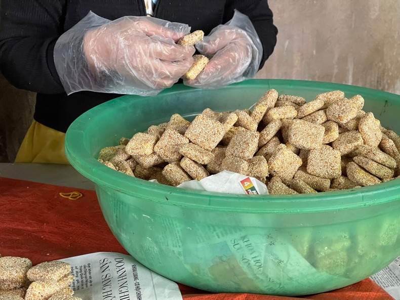 La fabrication des biscuits au sésame est un métier traditionnel du village de Tri Binh. La fabrication des biscuits au sésame est un métier traditionnel du village de Tri Binh.