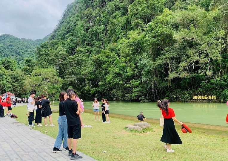 À Cao Bang, les touristes se doivent de visiter la grotte de Pac Bo où ils peuvent profiter de l’air frais et explorer le ruisseau Lénine à l’eau émeraude, niché au pied de la montagne Karl Marx. À Cao Bang, les touristes se doivent de visiter la grotte de Pac Bo où ils peuvent profiter de l’air frais et explorer le ruisseau Lénine à l’eau émeraude, niché au pied de la montagne Karl Marx.