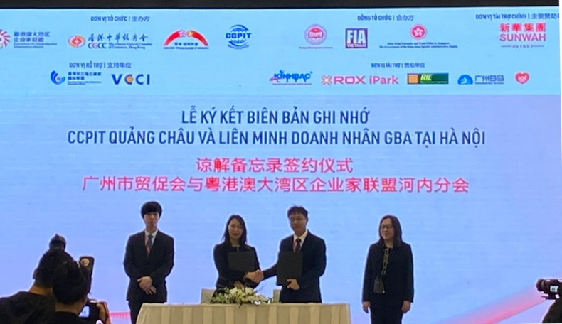 Lors de la cérémonie de signature du mémorandum d'accord entre la Commission chinoise pour la promotion du commerce international à Guangzhou et le bureau de l'Alliance des hommes d'affaires de la région de la Grande baie de Guangdong – Hong Kong – Macao au Vietnam, le 20 décembre à Hanoi. Photo: baodautu.vn. Lors de la cérémonie de signature du mémorandum d'accord entre la Commission chinoise pour la promotion du commerce international à Guangzhou et le bureau de l'Alliance des hommes d'affaires de la région de la Grande baie de Guangdong – Hong Kong – Macao au Vietnam, le 20 décembre à Hanoi. Photo: baodautu.vn.