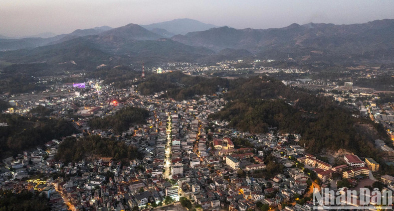 La province de Diên Biên dispose de 10 unités administratives, dont une ville, une cité municipale et huit districts avec 130 communes et quartiers. D’une superficie de plus de 9 500 km², la province compte plus de 630 000 habitants, dont 83 % sont issus de minorités ethniques. La province de Diên Biên dispose de 10 unités administratives, dont une ville, une cité municipale et huit districts avec 130 communes et quartiers. D’une superficie de plus de 9 500 km², la province compte plus de 630 000 habitants, dont 83 % sont issus de minorités ethniques.