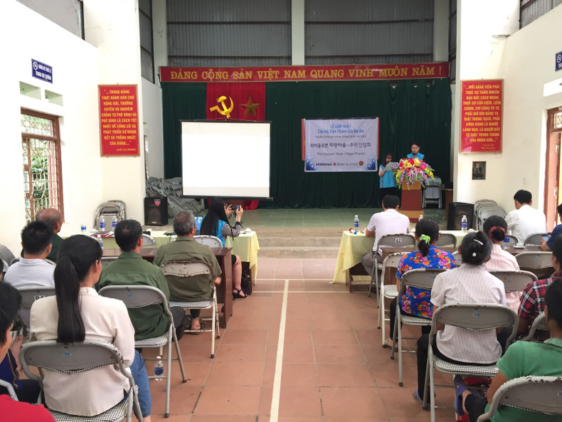 Lancement du projet « Village de l'espoir », financé par l’organisation sud-coréenne GCS (Global Civic Sharing), qui vise à aider les ménages pauvres à accéder aux crédits à taux préférentiel pour améliorer leur niveau de vie et sortir durablement de la pauvreté. Photo : baothainguyen.vn. Lancement du projet « Village de l'espoir », financé par l’organisation sud-coréenne GCS (Global Civic Sharing), qui vise à aider les ménages pauvres à accéder aux crédits à taux préférentiel pour améliorer leur niveau de vie et sortir durablement de la pauvreté. Photo : baothainguyen.vn.