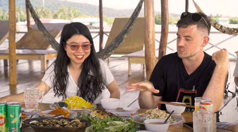 Le chef américain Chad Kubanoff, accompagné de la guide vietnamienne Katie, explore les délices culinaires de Phu Quoc. Photo : Vietnamnet Le chef américain Chad Kubanoff, accompagné de la guide vietnamienne Katie, explore les délices culinaires de Phu Quoc. Photo : Vietnamnet
