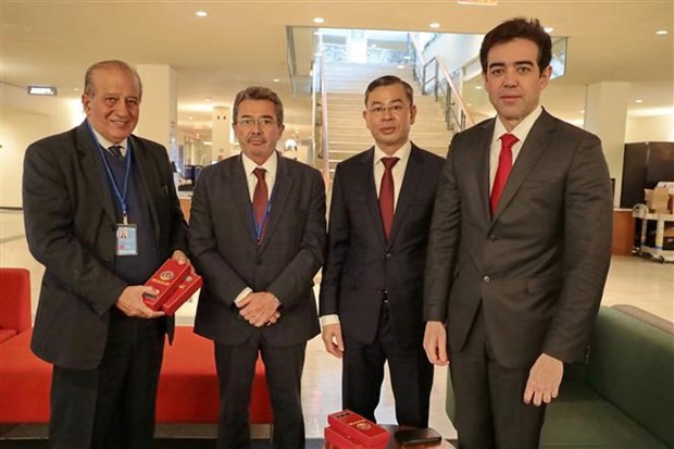 L’auditeur général d’État Ngô Van Tuân (2e à droite) et le président de la Cour des comptes du Brésil et président de l'INTOSAI (1er à droite). Photo : VNA.