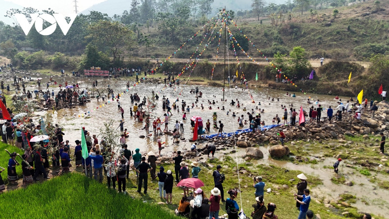 La fête a également pour but de sensibiliser la population, notamment les jeunes générations, à l’importance de renforcer la solidarité et de préserver les traditions culturelles. Photo: VOV.