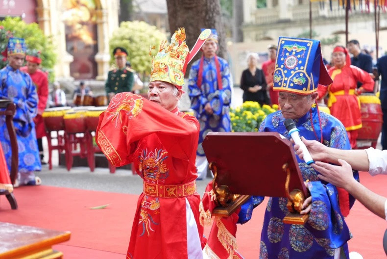 La cérémonie d’offrande d’encens dans la cité impériale de Thang Long-Hanoi comprend de nombreux rites traditionnels permettant de formuler les voeux de paix, de bonheur et de prospérité pour le pays et pour le peuple. Photo : NDEL.