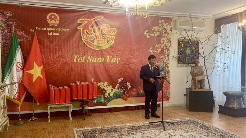 L'ambassadeur vietnamien en Iran, Luong Quôc Huy, prend la parole lors du programme. Photo : baoquocte.vn. L'ambassadeur vietnamien en Iran, Luong Quôc Huy, prend la parole lors du programme. Photo : baoquocte.vn.