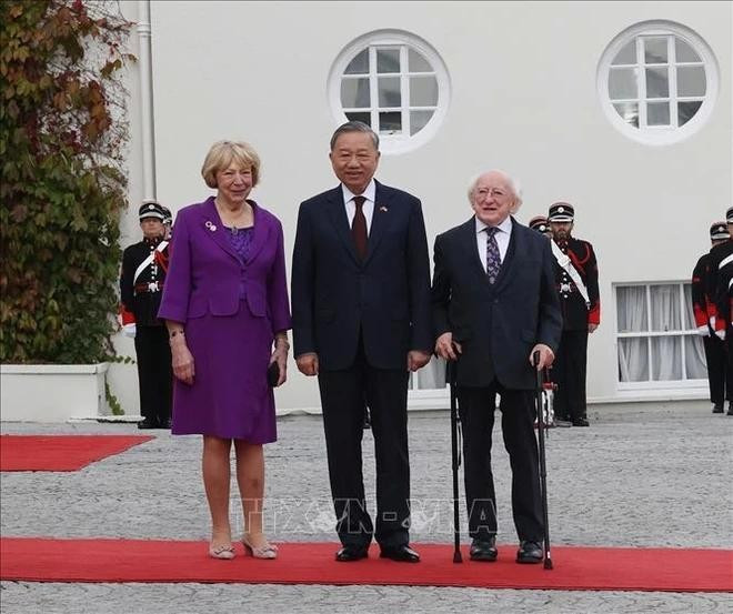 Le président irlandais Michael D. Higgins (à droite) et son épouse accueillent le secrétaire général et président vietnamien Tô Lâm. Photo : VNA Le président irlandais Michael D. Higgins (à droite) et son épouse accueillent le secrétaire général et président vietnamien Tô Lâm. Photo : VNA