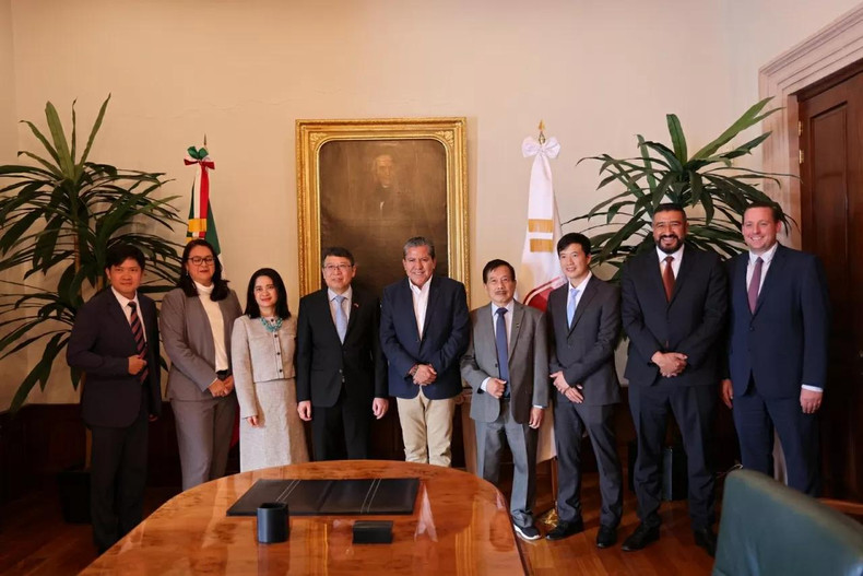 Rencontre entre l'ambassadeur vietnamien Nguyen Van Hai et le gouverneur de l'État mexicain de Zacatecas, David Monreal Ávila. Photo : Ambassade du Vietnam au Mexique Rencontre entre l'ambassadeur vietnamien Nguyen Van Hai et le gouverneur de l'État mexicain de Zacatecas, David Monreal Ávila. Photo : Ambassade du Vietnam au Mexique