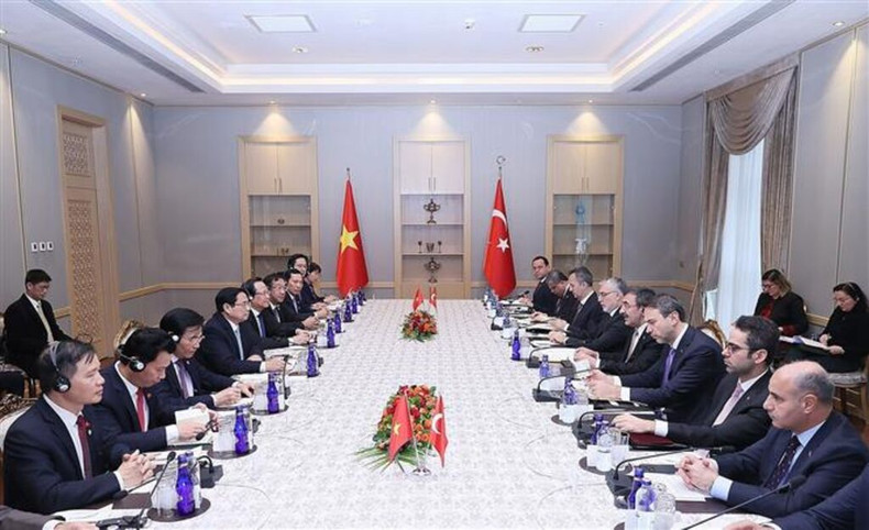 Lors de l'entretien entre les délégations vietnamienne (à gauche) et turque à Ankara, le 29 novembre. Photo : VNA. Lors de l'entretien entre les délégations vietnamienne (à gauche) et turque à Ankara, le 29 novembre. Photo : VNA.