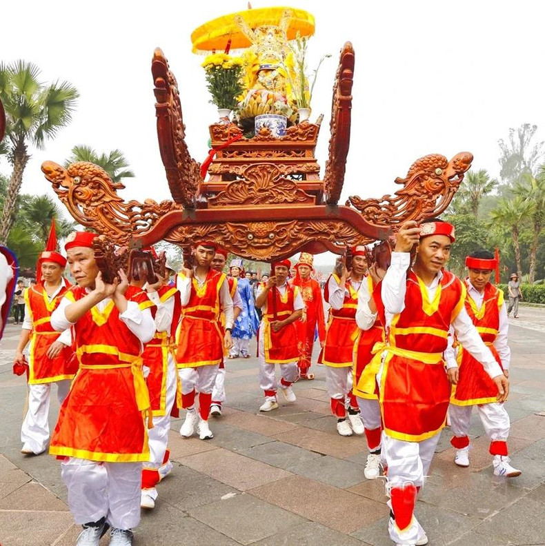 Procession de palanquins vers les temples des rois Hùng, organisée par les localités avoisinantes du site historique. Photo : baodantoc.vn