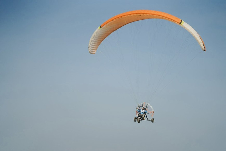 Pour assurer la sécurité, les pilotes sont équipés d'un certain nombre d'appareils électroniques d'aide à la navigation, au positionnement, à la détermination de l'altitude.