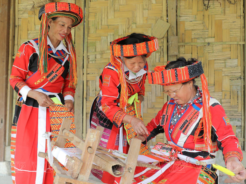 Comme d’autres ethnies minoritaires du Vietnam, les femmes Pà Then du district de Lâm Binh maîtrisent l’art de tisser les vêtements traditionnels. Ce métier d’artisanat fait la fierté du peuple Pà Then. Photo: VNP.