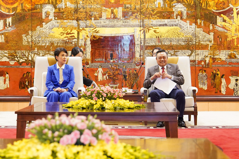 Le secrétaire adjoint du Comité municipal du Parti communiste du Vietnam et président du Comité populaire de la ville de Hanoï, Tran Sy Thanh (à droite), et l'ambassadrice de la province sud-coréenne de Gyeonggi, Kumsil Kang, le 13 mai à Hanoi. Photo: hanoimoi.vn Le secrétaire adjoint du Comité municipal du Parti communiste du Vietnam et président du Comité populaire de la ville de Hanoï, Tran Sy Thanh (à droite), et l'ambassadrice de la province sud-coréenne de Gyeonggi, Kumsil Kang, le 13 mai à Hanoi. Photo: hanoimoi.vn