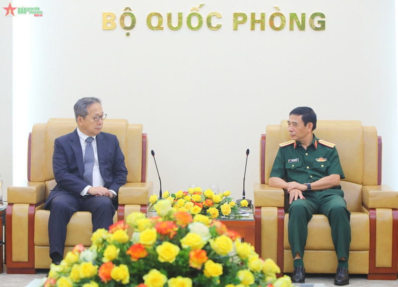 Le général Phan Van Giang, ministre vietnamien de la Défense (à droite), et l’ambassadeur japonais au Vietnam, Yamada Takio, le 24 avril à Hanoi. Photo: qdnd.vn.