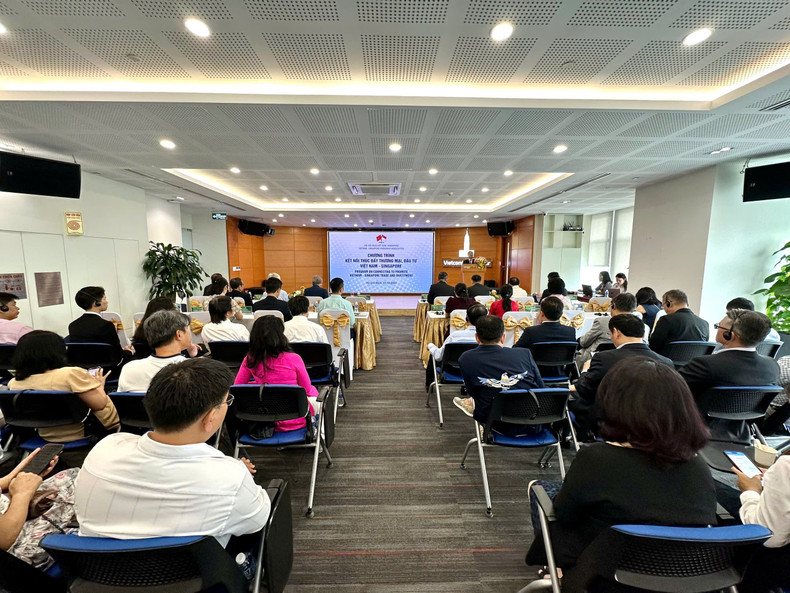Le forum est une bonne occasion pour les entreprises des deux pays de se renseigner sur les nouvelles tendances commerciales et de trouver des partenaires stratégiques pour diversifier leurs chaînes d’approvisionnement. Le forum vise également à promouvoir la coopération vietnamo-singapourienne dans l’économie, le commerce et l’investissement. Photo : thoidai.com.vn Le forum est une bonne occasion pour les entreprises des deux pays de se renseigner sur les nouvelles tendances commerciales et de trouver des partenaires stratégiques pour diversifier leurs chaînes d’approvisionnement. Le forum vise également à promouvoir la coopération vietnamo-singapourienne dans l’économie, le commerce et l’investissement. Photo : thoidai.com.vn